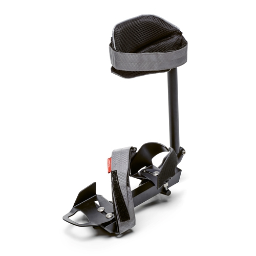 L'image montre un appareil orthopédique pour le pied et la cheville. Il est principalement noir avec un rembourrage gris ou blanc autour de la partie supérieure, qui semble soutenir la cheville. Il y a une base rigide pour le pied avec des attaches pour sécuriser le pied en place. L'appareil est conçu pour stabiliser et immobiliser la cheville et le pied, aidant à la récupération après une blessure.